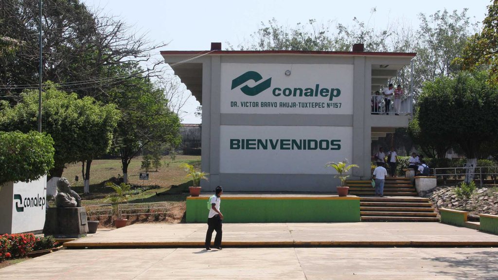 Cierran oficinas de Conalep Tuxtepec, padres de familia piden destitución de la directora