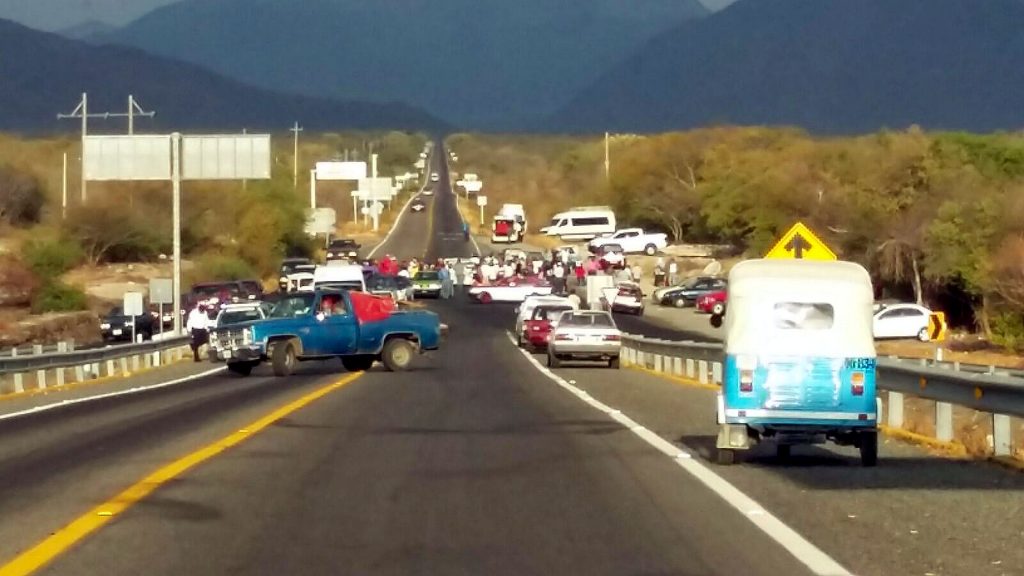 Damnificados del terremoto bloquean carreteras al Istmo y a la Costa por mentiras de gobierno estatal y federal