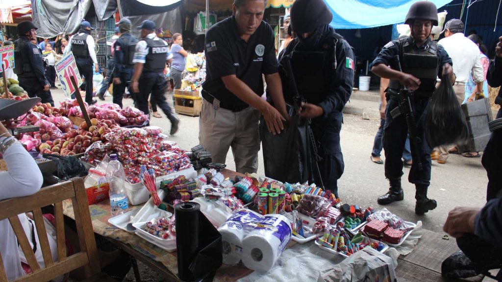 Afirmó Director de Comercio de Tuxtepec que 14 puestos clandestinos de cohetes detectados es responsabilidad de PGR y Sedena