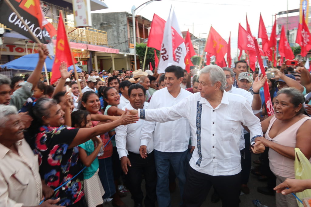 En gira por la Cuenca, Obrador se comprometió a apoyar  a los pueblos indígenas de la región oaxaqueña