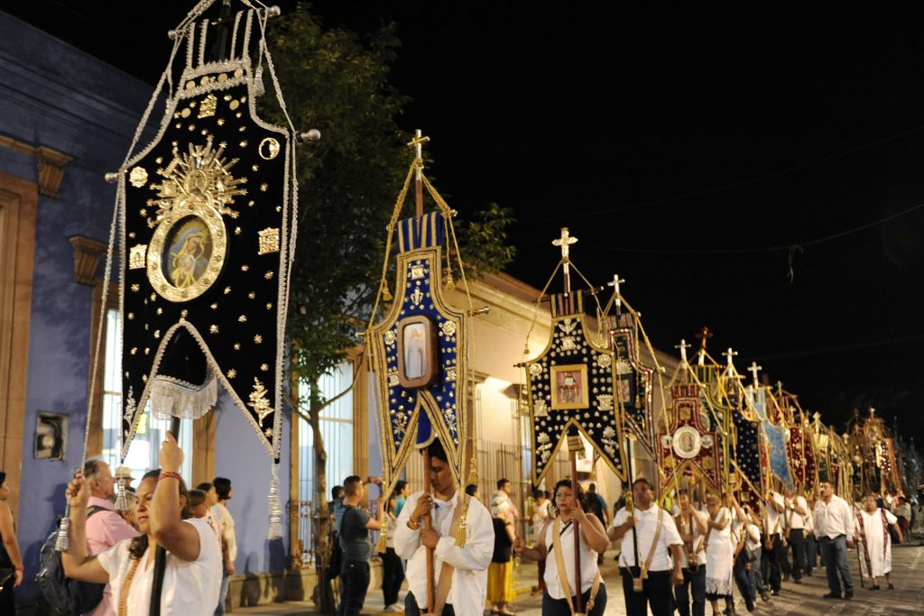 Estandartes, símbolo de respeto y devoción para los oaxaqueños