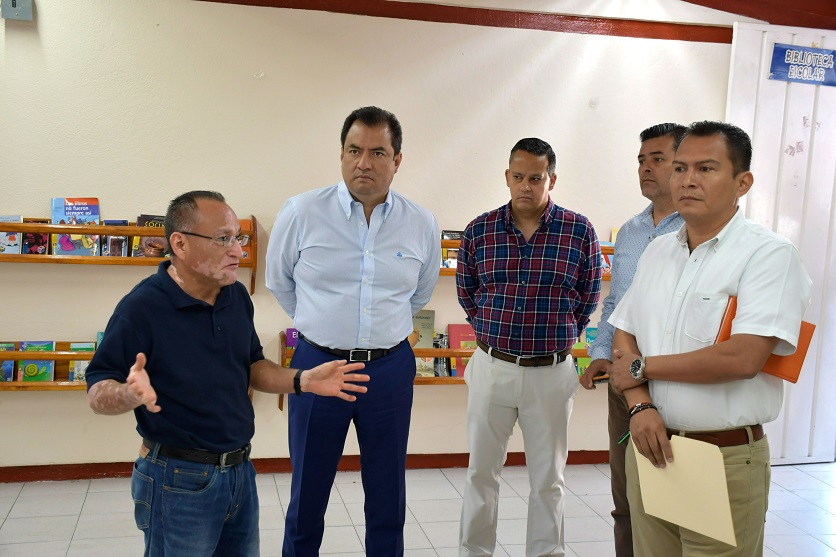 Visita edil Oswaldo García la escuela Carlos A. Carrillo para conocer condiciones del inmueble