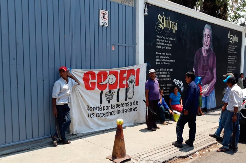 Por asesinato de líderes, se manifiesta CODEDI y COA en Secretaría del Bienestar de Oaxaca