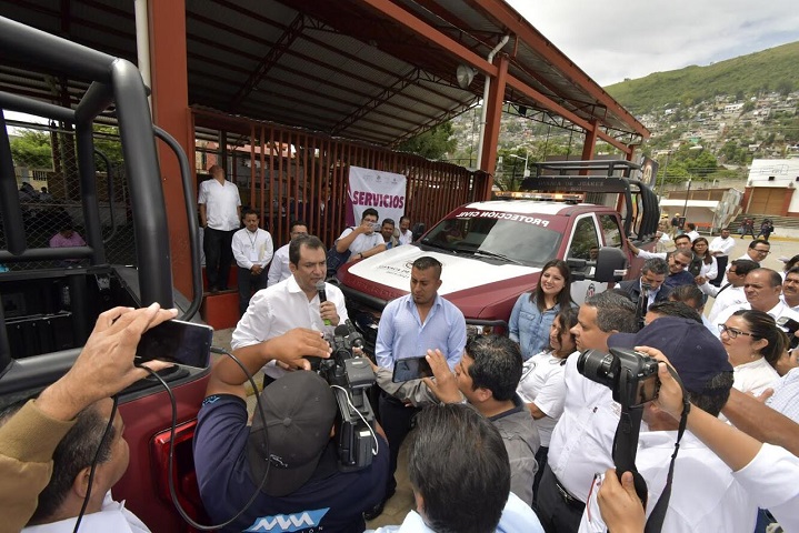 Entrega edil Oswaldo García vehículos para reforzar trabajos de dependencias municipales