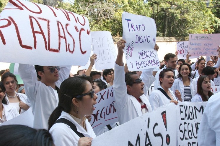 Pasantes de medicina de UABJO y URSE se unen a paro nacional contra políticas de gobierno federal