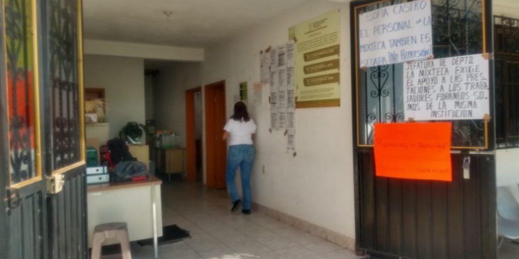 Toman sindicalizados oficinas de Sedapa en la mixteca