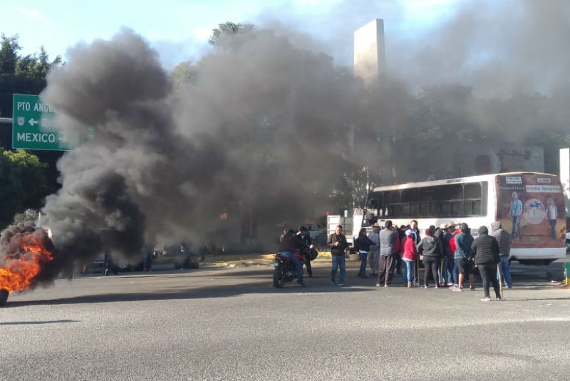 Bloquean carretera internacional y capital de Oaxaca, pobladores de San Sebastián Tutla piden elección municipal