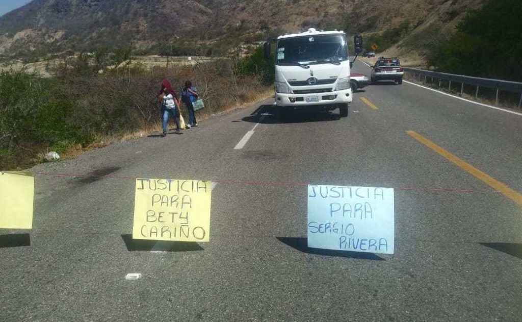 Con bloqueo en carretera federal  Huajuapan – Oaxaca , exigen justicia por Samir Flores