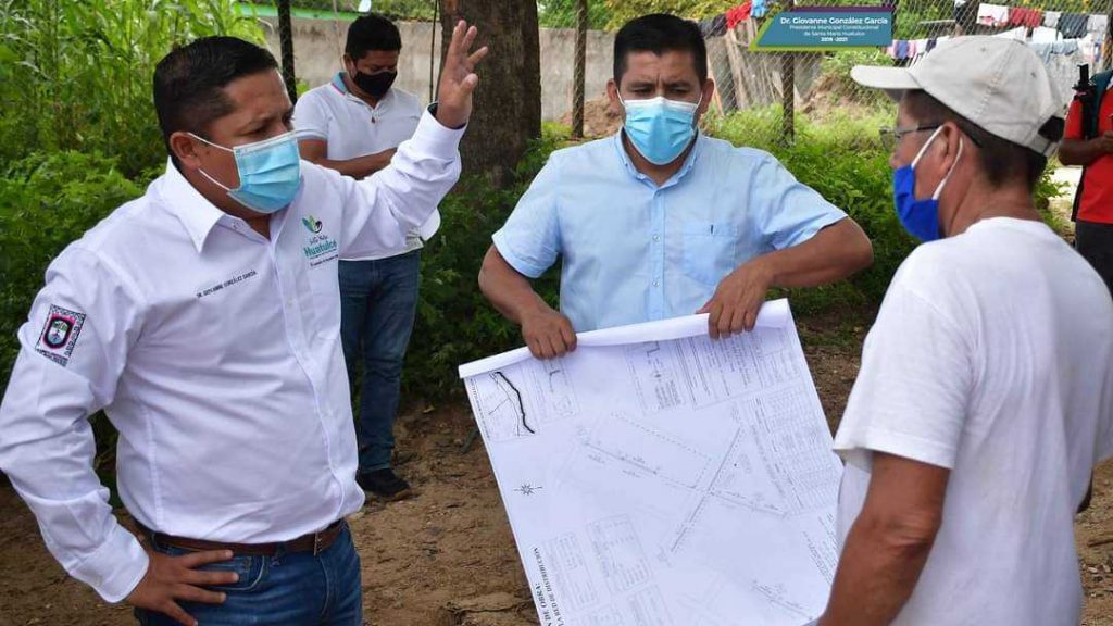 Supervisó gobierno de Huatulco ampliación de la red de energía eléctrica en barrio Cuapinolito