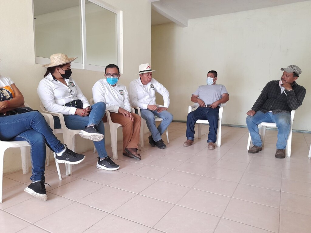Reactivar el campo a través de microcréditos fue el compromiso de Cornelio Parra en Bethania, Tuxtepec
