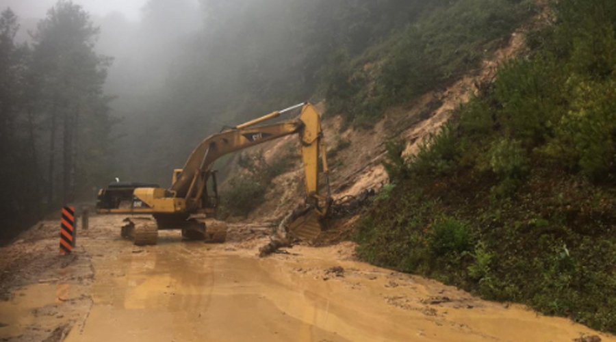 Lluvias provocan cierre de carretera Oaxaca-Istmo por deslave