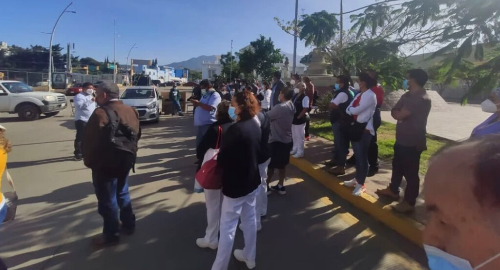 Gobierno indolente mantiene desabasto de medicamentos en Oaxaca; resisten trabajadores del Hospital Civil con paro y bloqueos
