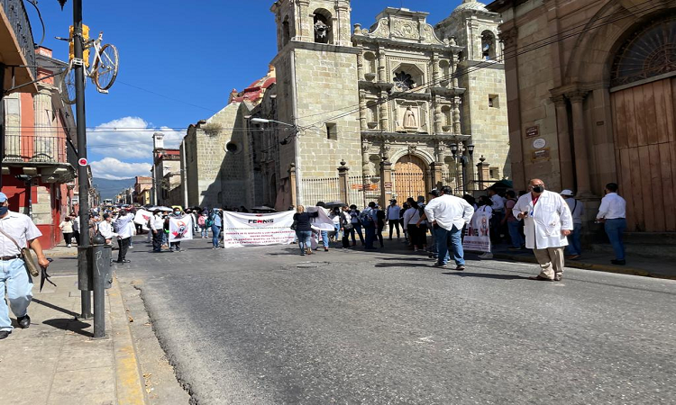 A pesar de promesa de AMLO, doctores oaxaqueños bloquean calles de Oaxaca por nula recontratación en INSABI