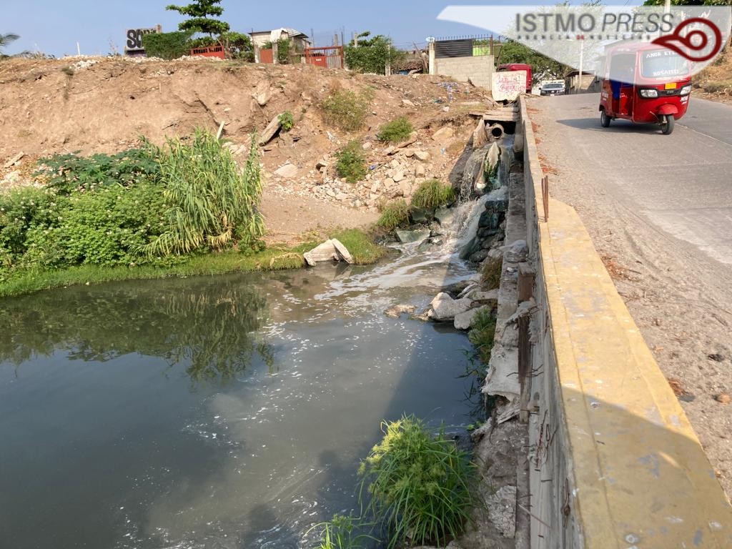 Los 120 mil habitantes de Juchitán viven colapso sanitario por aguas negras.
