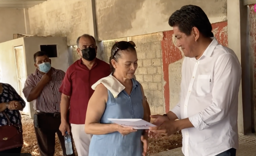 Entrega Ayuntamiento de Tuxtepec, 31 títulos de propiedad a vecinos de la 18 de marzo