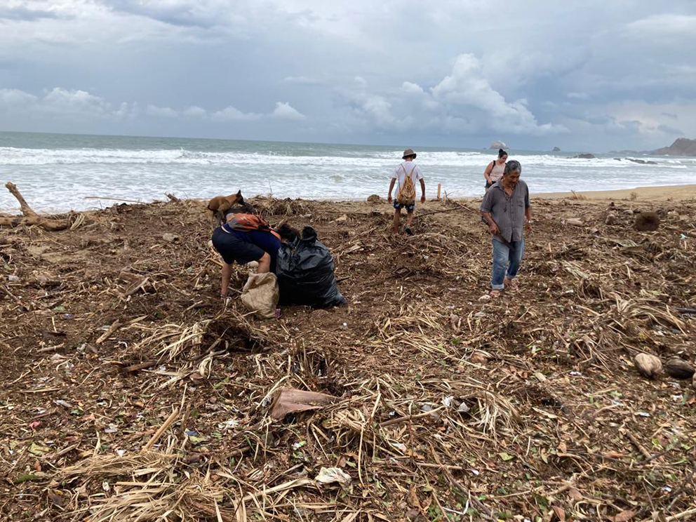 A pesar de visita de gobernador, continúa Zipolite sin ayuda tras impacto de Huracán Agatha