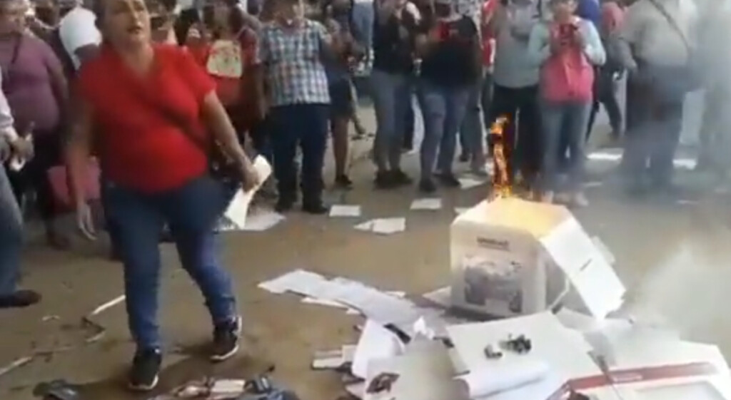 Suspenden elecciones internas de Morena en Matías Romero; hubo destrucción y quema de paquetería