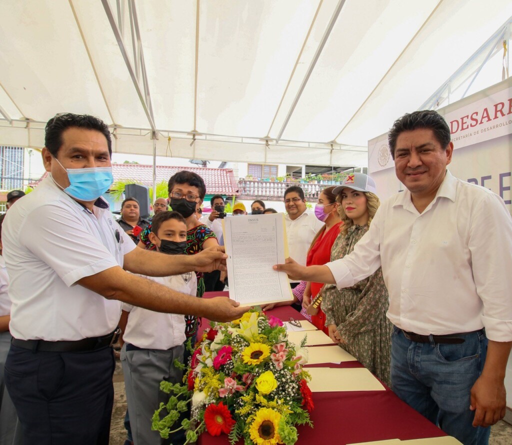 Después de 25 años escuelas tuxtepecanas reciben escrituras
