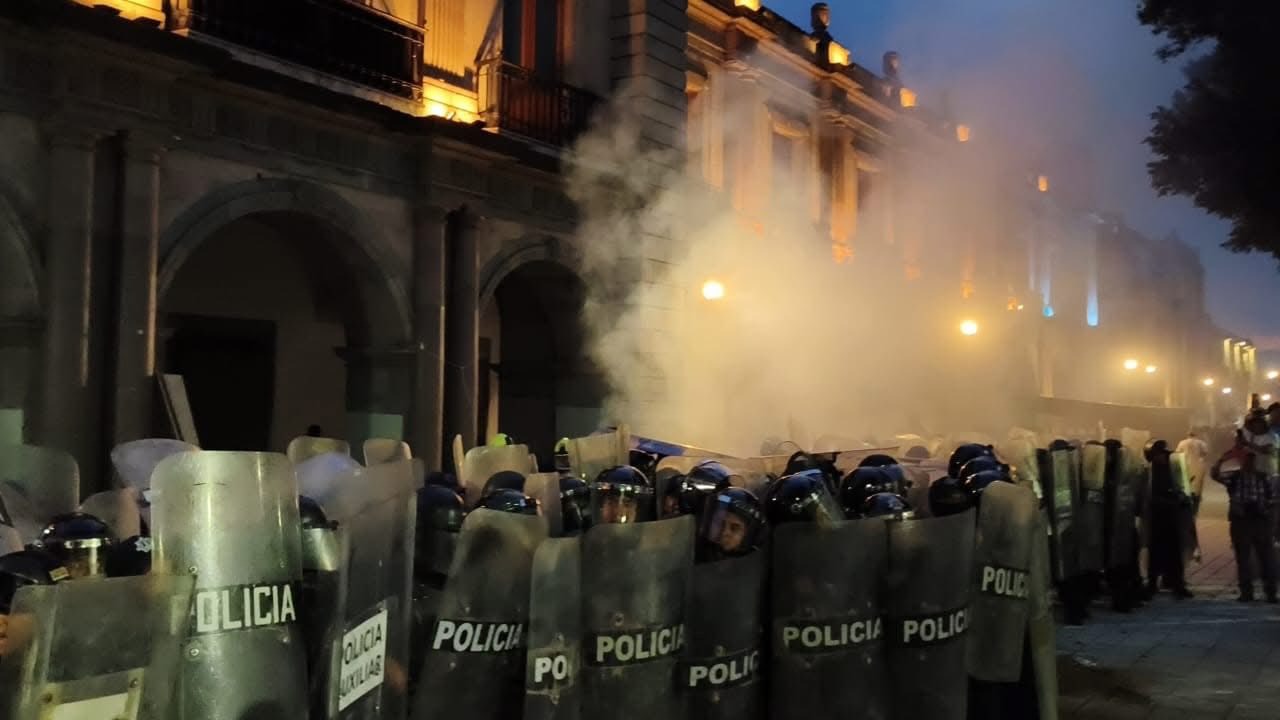 Con gases y vallas responde Salomón Jara al 8M en Oaxaca