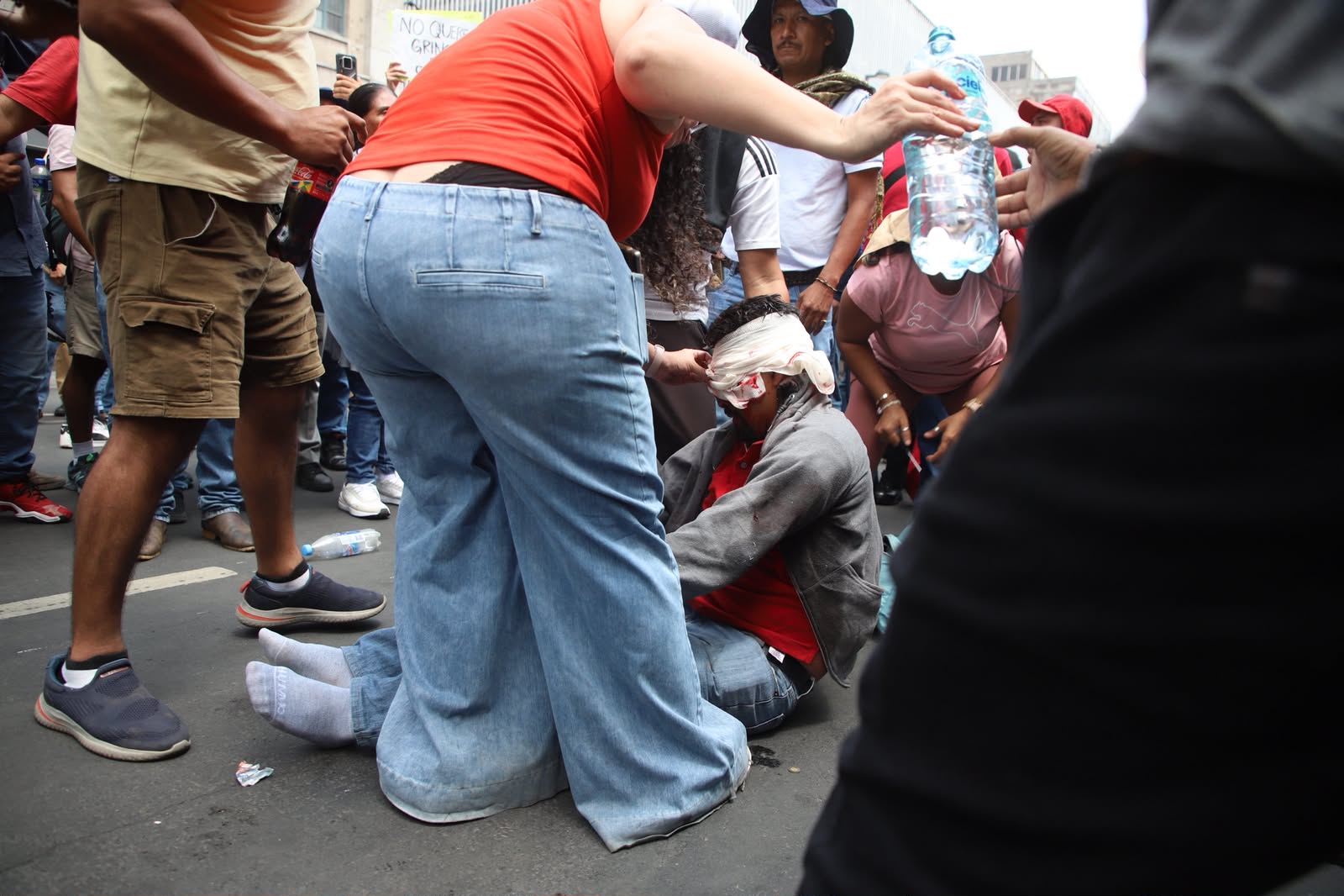 Policía capitalina reprime con petardos y balas de goma a la CNTE en el Zócalo