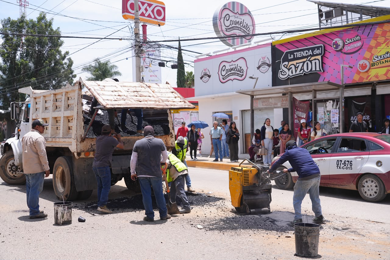 Intensifican labores de bacheo en Xoxocotlán